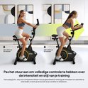Vrouw traint op een zwarte hometrainer, met naast zich een weergave van calorieverbranding.