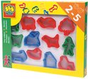 Doos SES Creative Kleivormen, met 12 verschillende vormen zoals dieren, een huis en een poppetje, in de kleuren rood, groen en blauw.