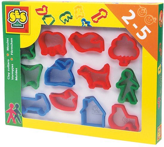 Doos SES Creative Kleivormen, met 12 verschillende vormen zoals dieren, een huis en een poppetje, in de kleuren rood, groen en blauw.