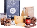 Kerstpakket met kaas, worst, sap, jam, noten en snacks, met een gestileerde illustratie van druiven op de doos.