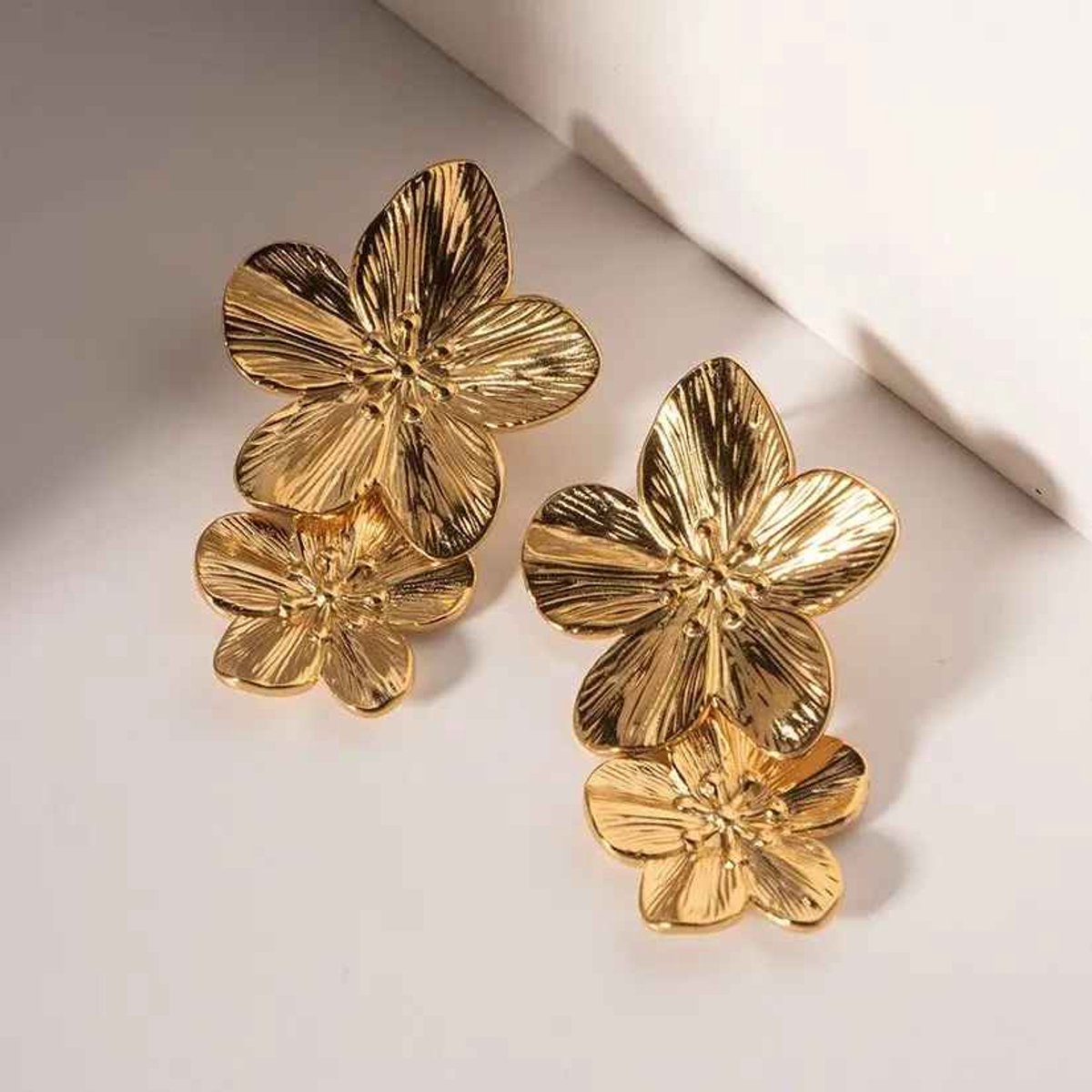 Statement oorbellen - Grote bloem - Goud - Chique