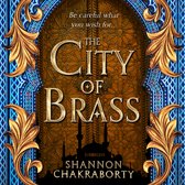 Boekcover: Deuren met oosterse patronen, gouden ornamenten en de titel 'The City of Brass'.