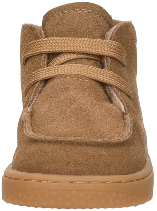 Vooraanzicht van bruine suède mid-top sneaker met veters en bruine zool.