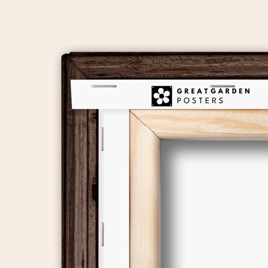 Detail van een buiten canvas met houten frame en het Great Garden Posters logo.
