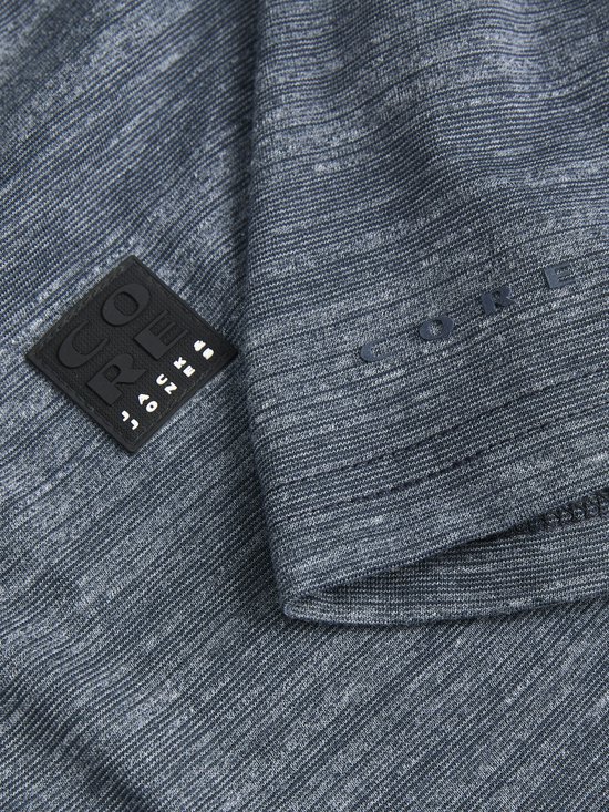 Detail van een donkerblauw, gemêleerd T-shirt met een zwart 'CORE' label op de zijkant.
