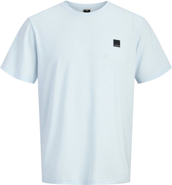 Lichtblauwe t-shirt met een vierkant zwart label op de linkerborst.