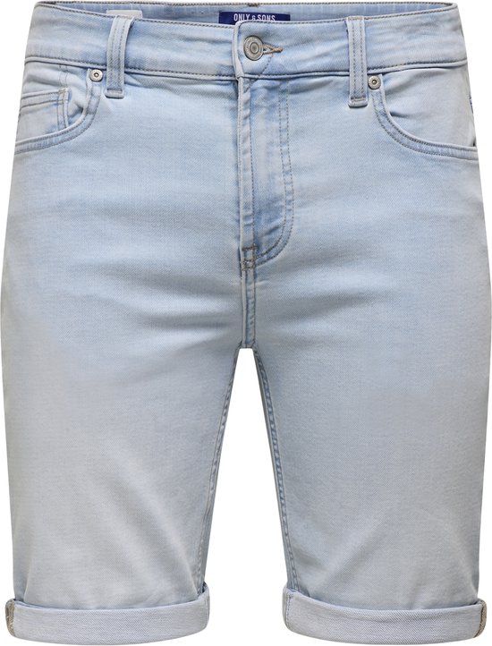 Short en jean bleu clair délavé avec ourlet retroussé, bouton et fermeture éclair.