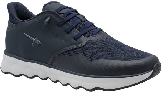 Donkerblauwe sneaker met veters en logo.