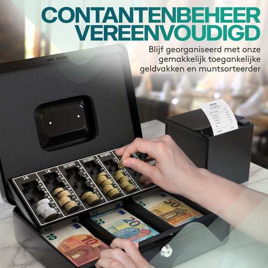 Zwarte geldkist met open vakken voor munten en eurobiljetten. Hand legt munt in muntvak. Tekst: CONTANTENBEHEER VEREENVOUDIGD.