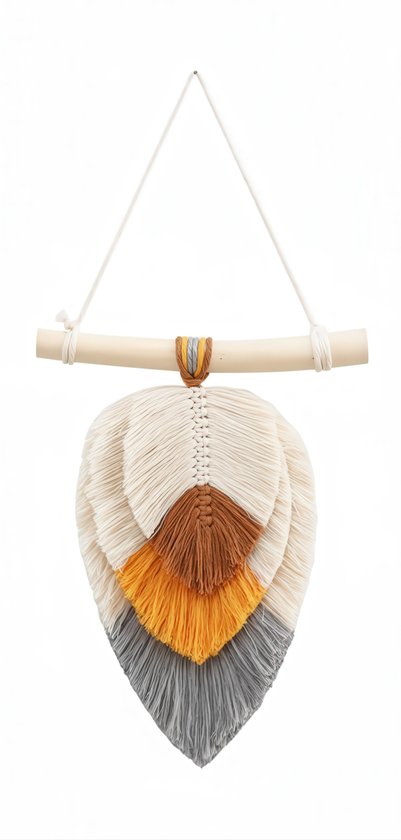 Macramé wandkleed in de vorm van een veer, met lagen in crème, bruin, okergeel en grijs, aan een houten stok met touwophanging.