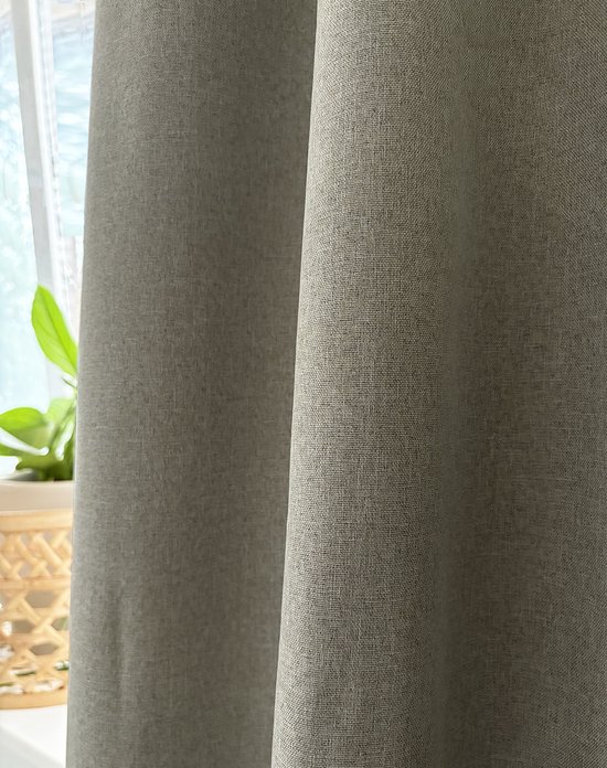 Gedetailleerde close-up van taupe verduisterend gordijnstof met zichtbare weefstructuur.