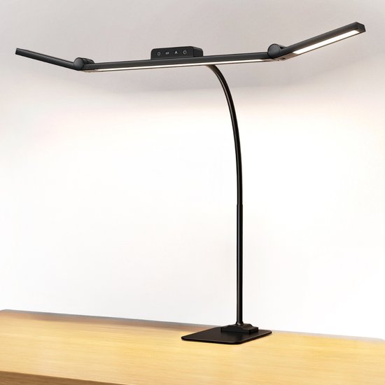 Zwarte DailySupplies® bureaulamp met een flexibele arm en een rechthoekige basis, verlicht op een houten bureau.
