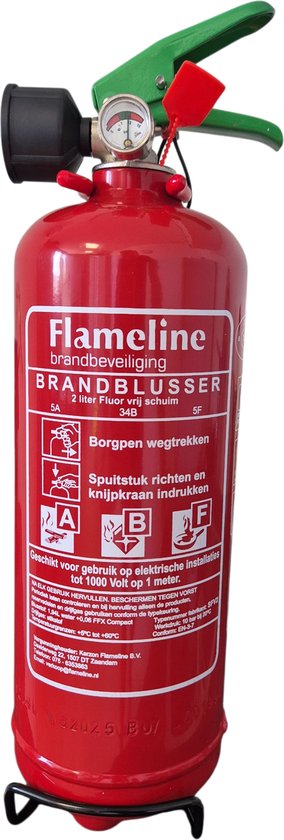 Flameline brandblusser 2 liter schuim, rood met groene hendel en rode zekeringsclip. Op zwarte achtergrond.
