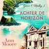 Boekomslag: Grace O'Malley 3 Achter de horizon, Ann Moore. Kustlandschap met kliffen en zee, met Victoriaanse huizen op de voorgrond.