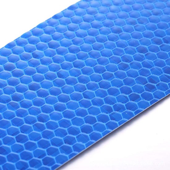 Blauwe reflecterende tape met honingraatpatroon.
