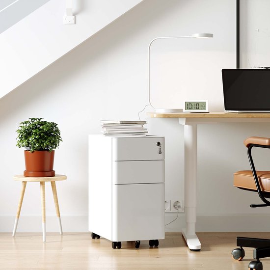 Witte 3-laden ladekast met slot, op wieltjes, naast een bureau in een kantoor.