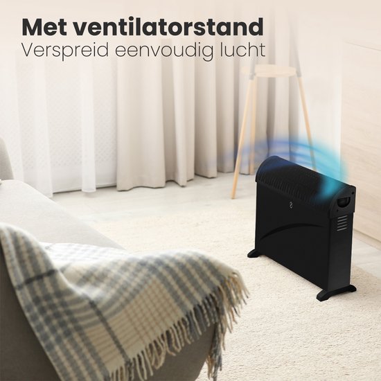 Zwarte Auronic convectorkachel op een vloerkleed, met blauwe luchtstromen die de ventilatorfunctie aanduiden.