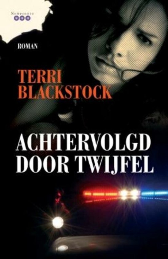 Roman 'Achtervolgd door twijfel' van Terri Blackstock, met een vrouw in paniek en politieauto lichten.