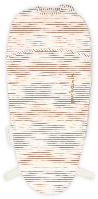 Puckababy slaapzakje in crème met bruine strepen, op witte achtergrond.