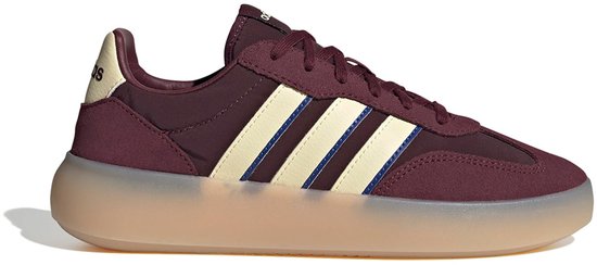 Bordeauxrode sneaker met beige en blauwe strepen, beige zool.