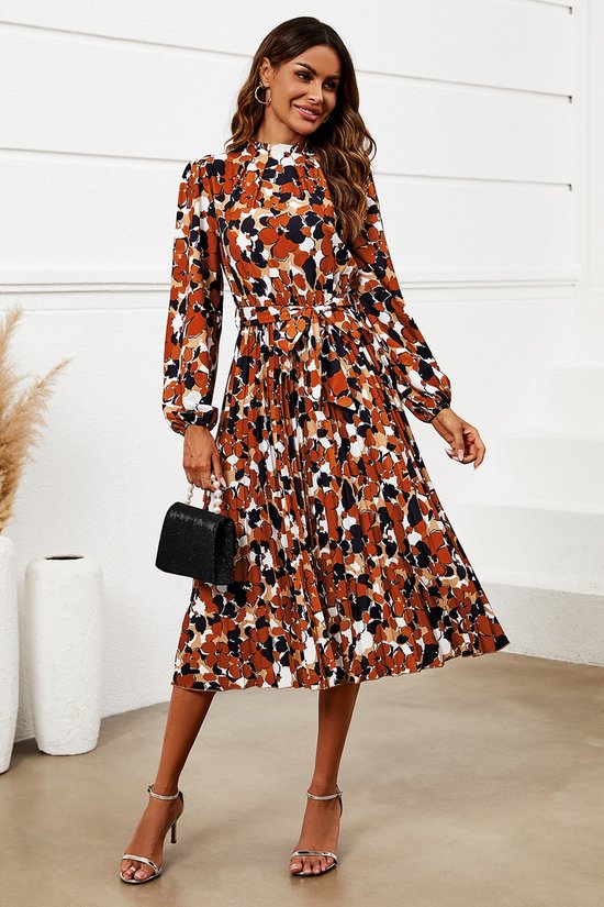 Zonnige jurk met abstracte print in bruin, zwart en wit, hoge hals, lange mouwen en ceintuur.