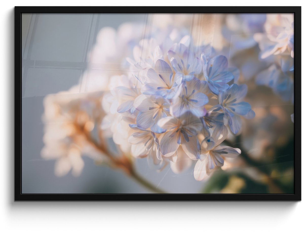 FrameYourWall Poster in lijst - Fotolijst 90x60 cm - Posters - Bloemen - Lichtblauw - Wazig - Trosje - Posterlijst zwart - Decoratie - Wanddecoratie woonkamer - Muurdecoratie slaapkamer