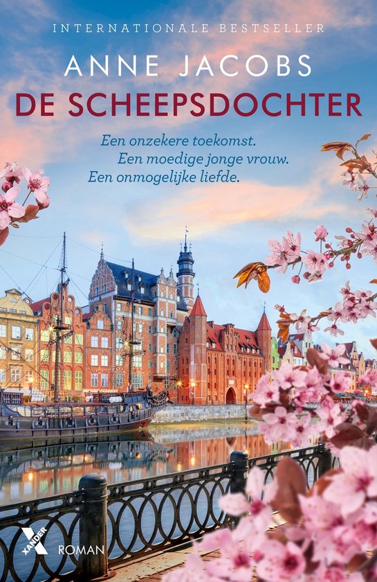 Boekomslag met de titel 'De Scheepsdochter' van Anne Jacobs, met een historische haven en bloeiende kersenbloesems.