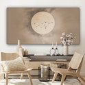 Canvas met beige tinten, zachte cirkel en vogels, boven een houten meubel met twee houten stoelen.