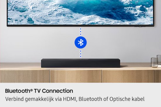 Zwarte soundbar onder een tv waarop een oceaan met golven wordt getoond. Een blauw Bluetooth-symbool verbindt de tv met de soundbar.