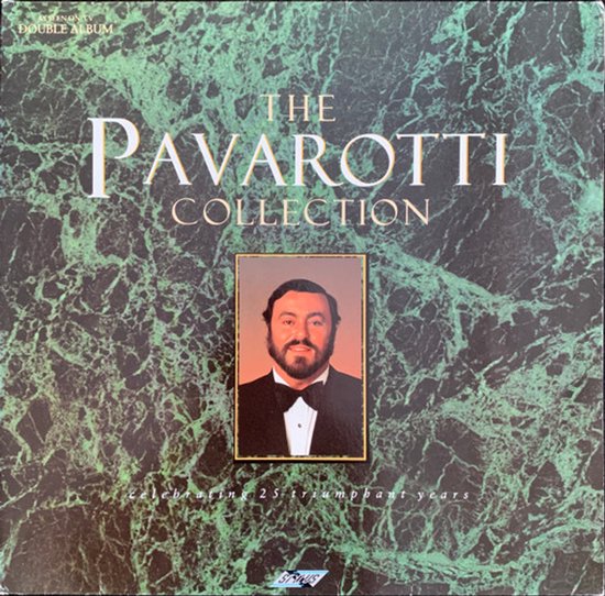 De voorkant van de hoes van "The Pavarotti Collection" dubbelalbum. Portret van Luciano Pavarotti in smoking, tegen een groene marmeren achtergrond.