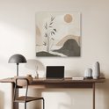 Un coin bureau avec un panneau acoustique représentant un paysage abstrait beige, gris et marron, au-dessus d'un bureau en bois avec un ordinateur portable et des vases.