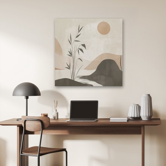 Un coin bureau avec un panneau acoustique représentant un paysage abstrait beige, gris et marron, au-dessus d'un bureau en bois avec un ordinateur portable et des vases.