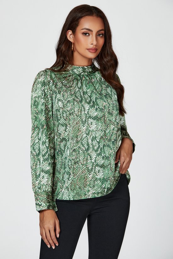 Groene satijnen top met hoge hals en lange mouwen, met dierenprint. De top is van het merk FS Collection.