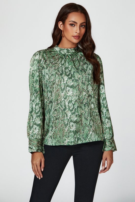 Groene satijnen top met hoge hals en lange mouwen, met dierenprint. De top is van het merk FS Collection.