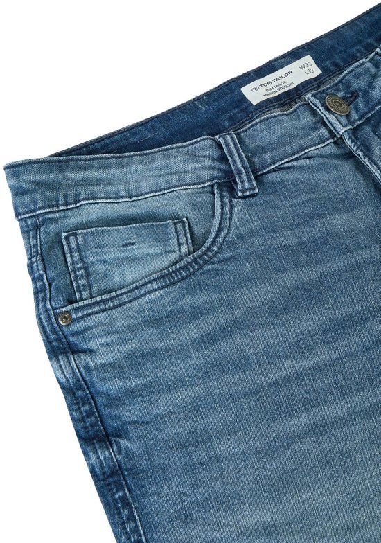 Detail van de tailleband en zakken van een lichtblauwe jeans.