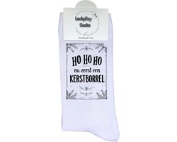 Kerst hohoho - Nu eerst een Kerstborrel - Vrolijk kerstfeest - Dennen - Modern kerst - Grappige sokken - Kerstcadeau - LuckyDay Socks - Kerstsokken - Foute kerst sokken - Leuk kerst cadeau - Cadeau tip - Voor hem - Voor haar - Unisex - Maat 37-44