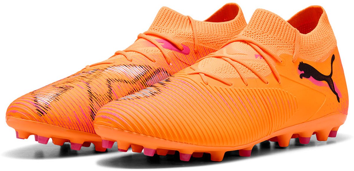 Puma Future 8 Match Mg voetbalschoenen in feloranje met zwarte logos en gripcontrol lijnen, maat EU 42.