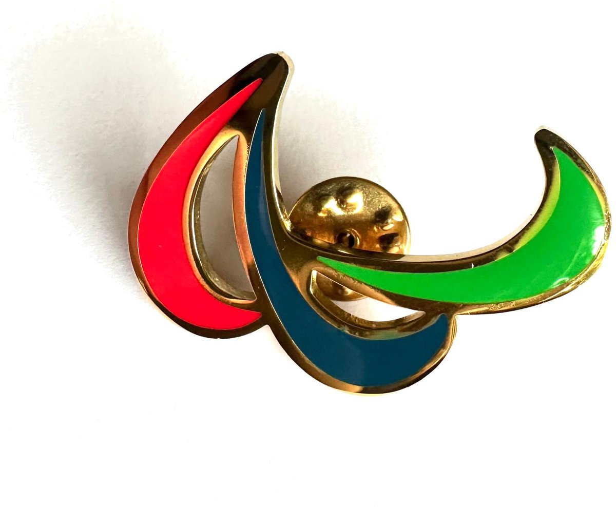 SportPresent® - Broche - Paralympische Spelen - Torino 2026 - Agitos - Rolstoel - Handicap - Speld - Pin - Plastron - Kleur - Sportsieraad - Sieraden - Sportsieraden - Sieraad OS - Sieraad Sport