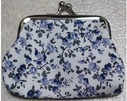 Gemakkelijk om erbij te hebben, dit knipportemonneetje (9x7cm) met een mooie print van bloemen op de voor en achterkant. Handig te gebruiken voor bijvoorbeeld muntgeld of bonnetjes. Een mooie portemonnee voor uzelf of geef het cadeau.
