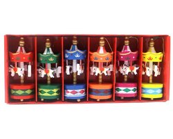 Deze aantrekkelijke en feestelijke carrousels (8cm hoog) passen mooi bij elkaar. Sfeervol om tijdens de feestdagen zoals kerst en sinterklaas neer te zetten of om op te hangen in bijv. de kerstboom. Leuk om voor uzelf te kopen of om cadeau te geven.