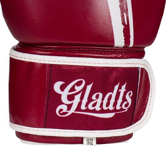 Detail van de polsband van een bordeauxrode bokshandschoen met 'Gladts' logo en '18-OZ' aanduiding.