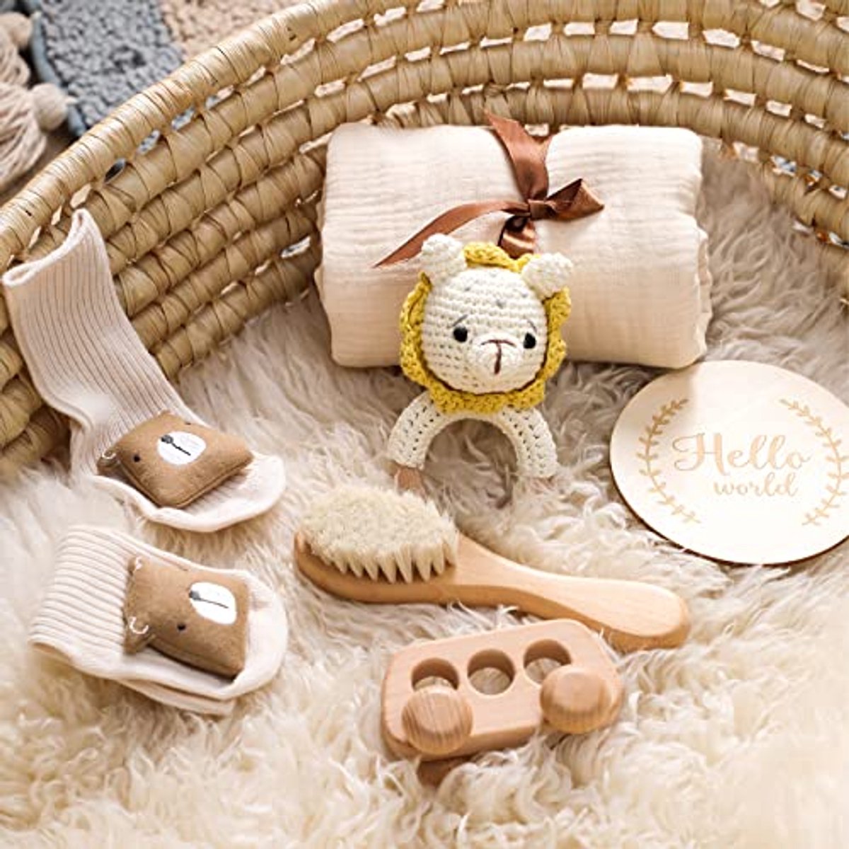 Image of 6-delige cadeauset voor pasgeborenen - Badhanddoeken, Rammelaar, Houten Speelgoed, Mijlpaalkaarten, Sokken en Kwast - Perfect voor Babyshowers