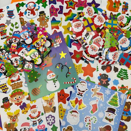 Een selectie kerststickers met pinguïns, kerstmannen, sneeuwpoppen, rendieren en een eekhoorn.