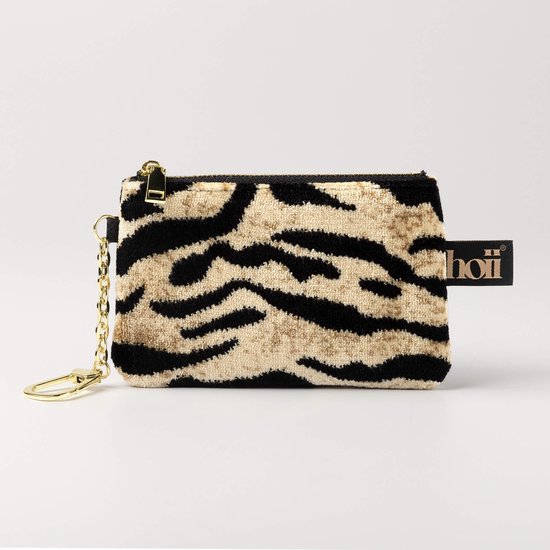 Pochette beige à imprimé tigre noir, fermeture éclair et porte-clés doré. Avec logo 'hoii'.