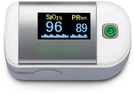 Een witte medisana saturatiemeter met een groen display waarop SpO2 96% en PRbpm 89 worden weergegeven. Groene aan/uit-knop.