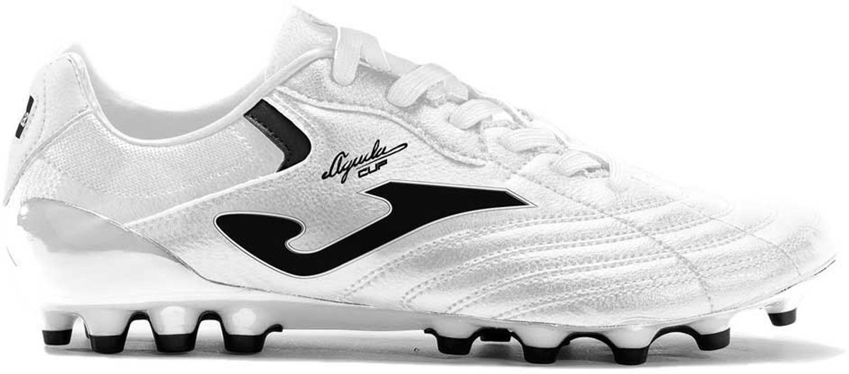 Witte Joma Aguila Cup AG voetbalschoenen, ontworpen voor kunstgras, met verbeterde balcontrole en precisie. EU 44 1/2.
