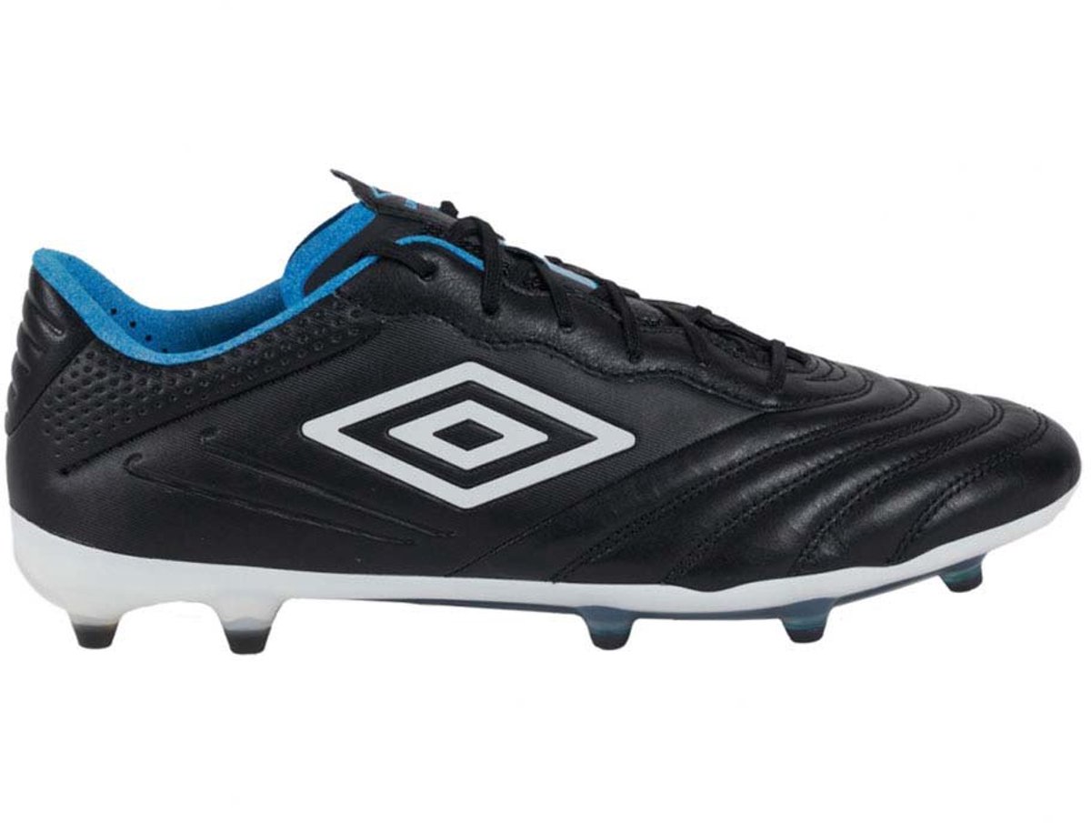 Zwarte Umbro Tocco III Pro FG voetbalschoenen, gemaakt van leer en PU, met blauwe accenten en stevige noppen. EU 42.