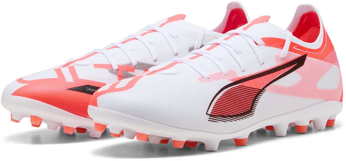 PUMA Ultra 5 Match Mg voetbalschoenen in wit met oranje accenten, lichtgewicht mesh bovenwerk en lage multi-noppen buitenz...