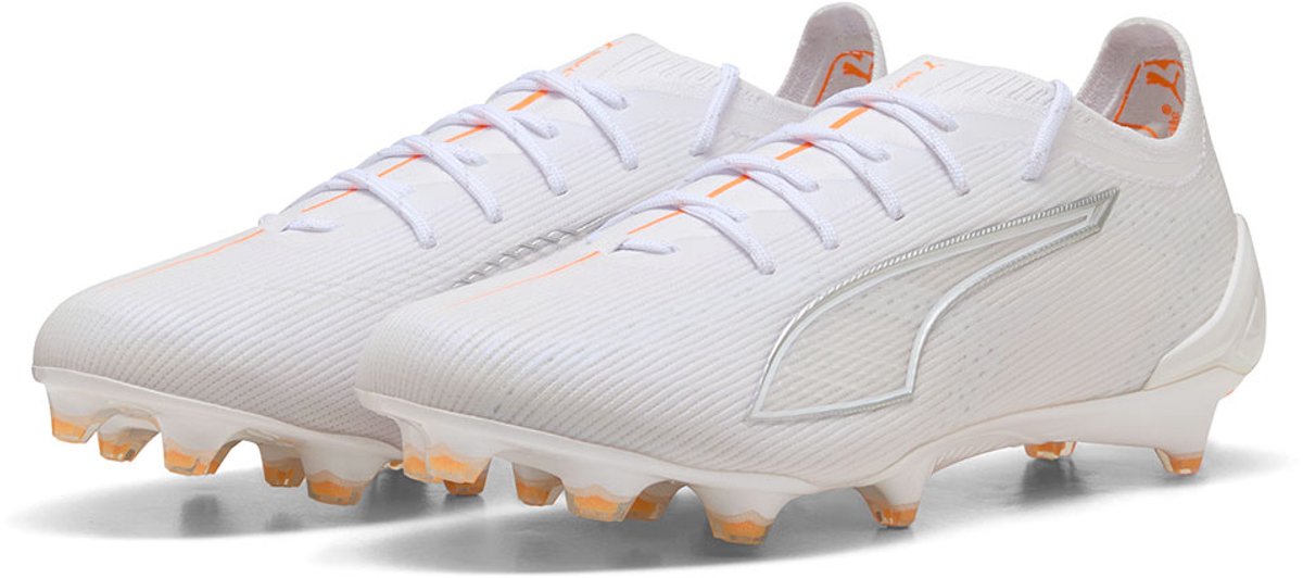 Puma Ultra 6 Ultimate FG voetbalschoenen in wit, met technisch mesh bovenwerk en opvallende oranje details. EU 44.