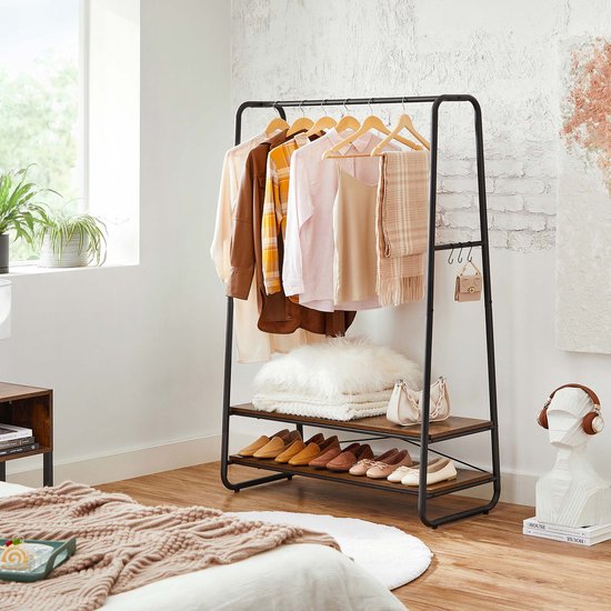 Zwart kledingrek met 2 houten planken, kleding, sjaals, schoenen en een tas.